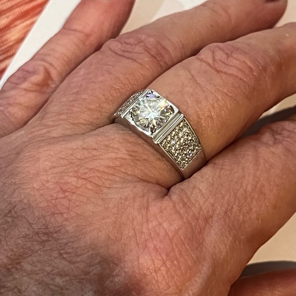 Elegant 2.0 ctw Men’s Moissanite Ring - Picture 9 of 12